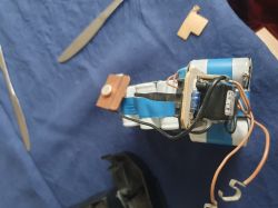 Pakiet ogniw z elementami elektrycznymi, w tym przekaźnikiem i radiatorem z diodą