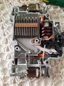 Gaszenie łuku elektrycznego w wyłączniku "S"