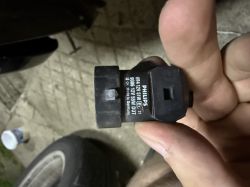 Złącze żarówki PHILIPS H9B trzymane w dłoni przy BMW X3 E83