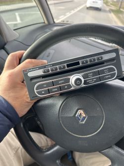 Kierownica samochodu Renault z trzymanym odtwarzaczem CD.
