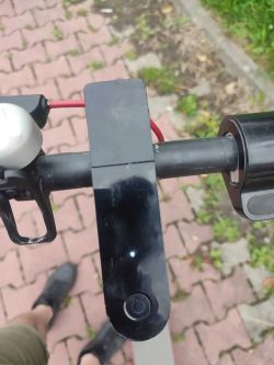 Kokpit hulajnogi Xiaomi M365 z migającą pojedynczą diodą LED na panelu