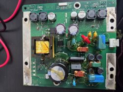 Płytka PCB z elementami zasilacza: transformator, kondensatory, cewki i złącza