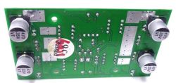 Zielona płytka PCB od spodu z czterema kondensatorami 470 µF 35 V i naklejką “QC Passed”