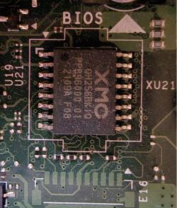 Zdjęcie 16-pinowego chipsetu BIOS na płycie głównej Dell Optiplex 3080 Mini.