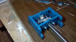 Układ automatycznego kasowania luzu na śrubie napędowej - Frezarka CNC