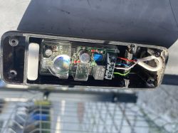Wnętrze czujki FAAC XP20WD z widoczną elektroniką i podłączonymi przewodami
