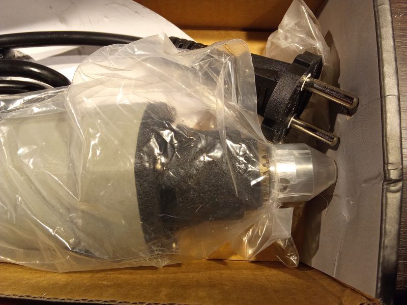 Szlifierka w opakowaniu z kablem zasilającym.