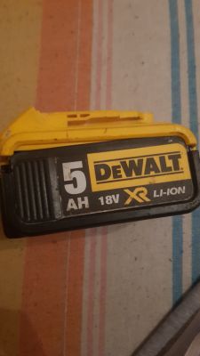 Bateria DeWalt XR Li-Ion 18V 5Ah na kolorowym tle.