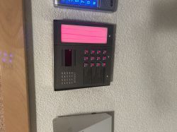 Podświetlona klawiatura domofonu z wyświetlaczem LED na ścianie
