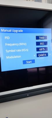Ekran aktualizacji manualnej z parametrami PID, częstotliwością, szybkością symboli i modulacją.