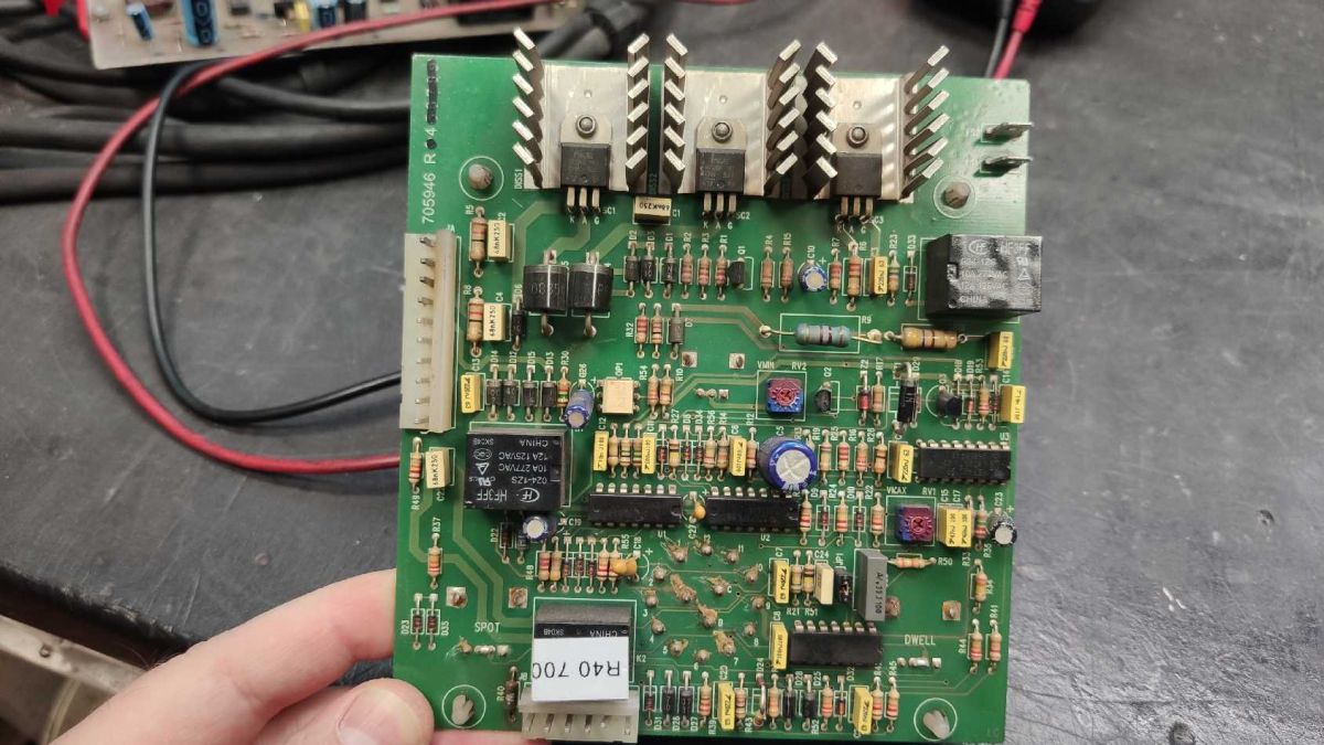 [Rozwiązano] Z jakiego urządzenia typu Mig pochodzi ta płytka sterująca