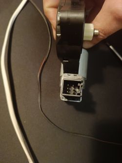 Wtyczka silnika z 6 pinami w samochodzie Mazda 5 z 2007 roku.