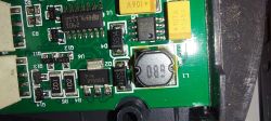 Zbliżenie na fragment płytki drukowanej interfejsu diagnostycznego Lexia do samochodów PSA z widocznymi podzespołami elektronicznymi.