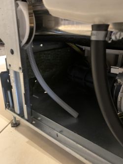 Whirlpool ADG 6240 FD - Ułożenie wężyka odpływowego z wylotem do zmywarki