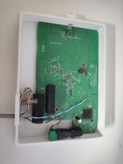 Płytka PCB routera TP-Link Deco M4 w białej, drukowanej obudowie