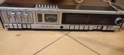 Stary amplituner Grundig RTV 901 HiFi na drewnianym tle.