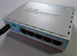 Zaglądamy do wnętrza Mikrotik RB750GR3