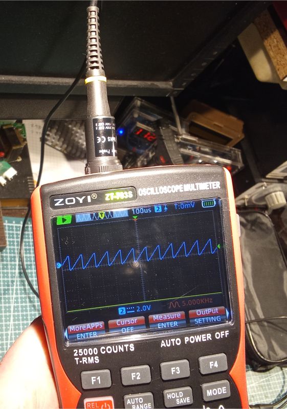 Oscyloskop ZOYI ZT-938 pokazujący przebieg piłokształtny o częstotliwości 5 kHz