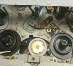 Wnętrze magnetowidu Sanyo VHR 1100EE z widocznymi elementami mechanizmu.