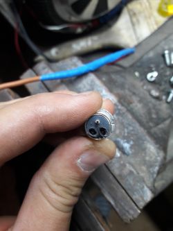 Jak połączyć 4 kabelki z 3 pinami ładowania w desce?