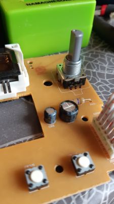 Usterka w minizestawie audio Pioneer X-HM11: trzeszczący dźwięk - możliwości naprawy