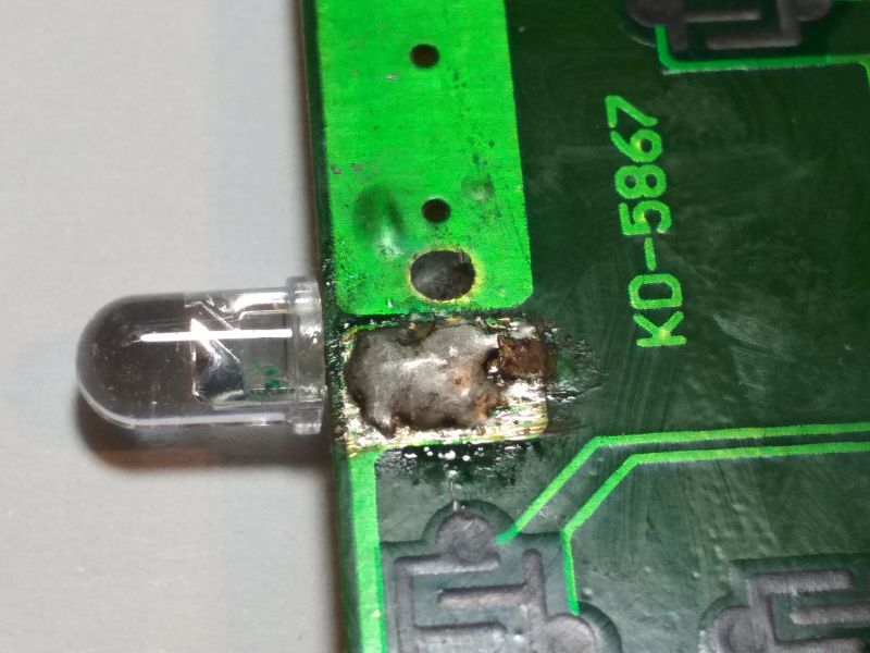 Uszkodzenie pola lutowniczego przy diodzie IR na laminacie pilota.