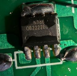 Zbliżenie na mikrochip z oznaczeniem 