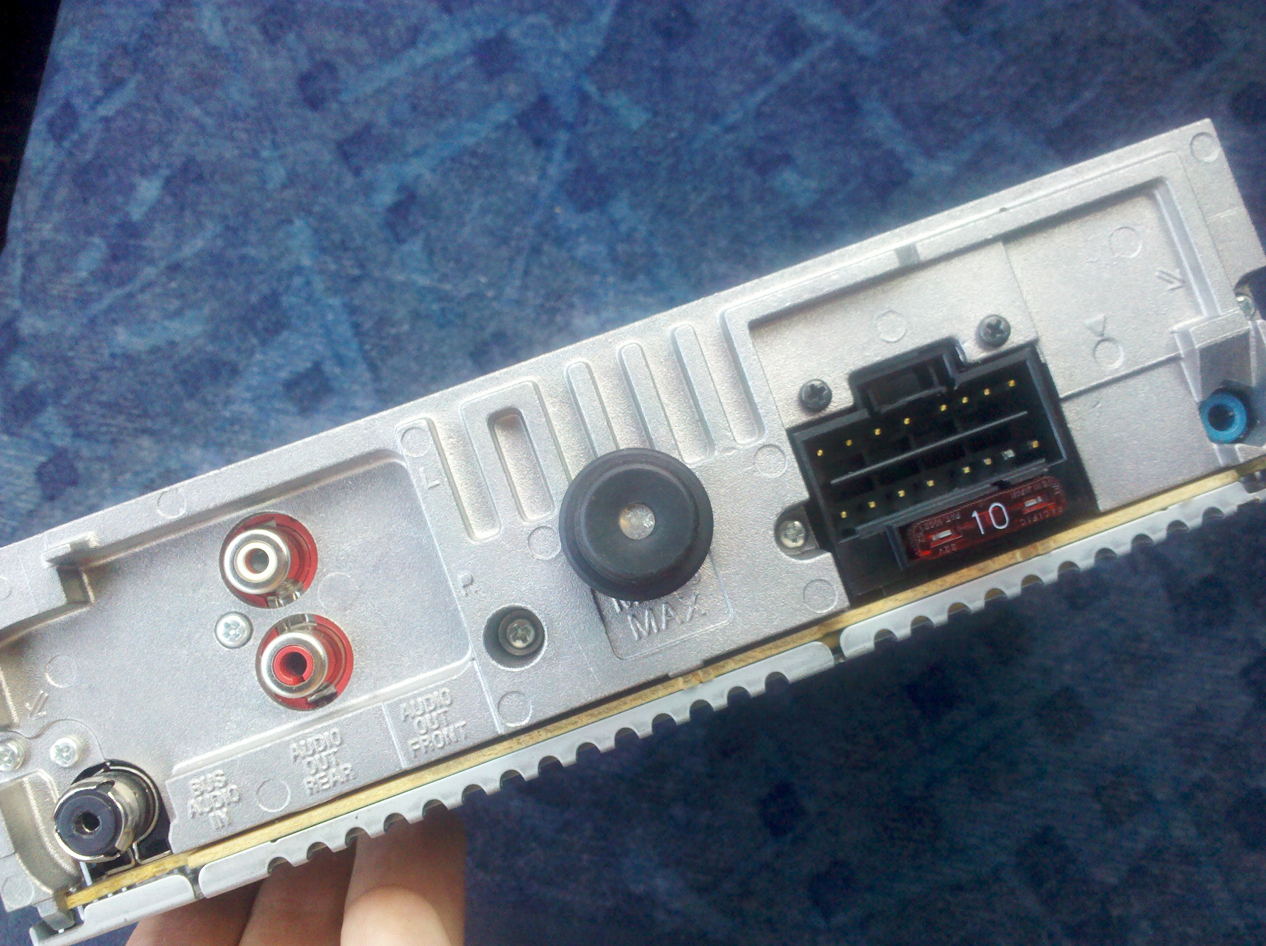 Instalacja radia SONY CDXGT201C w Mazda 323f 2000