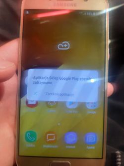 Ekran telefonu Samsung z komunikatem o błędzie zatrzymania Sklepu Google Play.