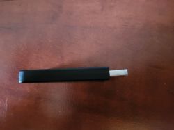 Przedstawione jest złącze USB na ciemnym tle.