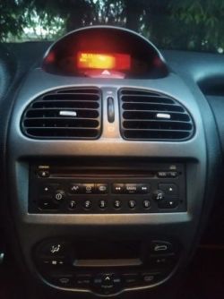 Peugeot 206 CC: Ustawienie godziny, daty i zmiana sygnału radia na polskie stacje