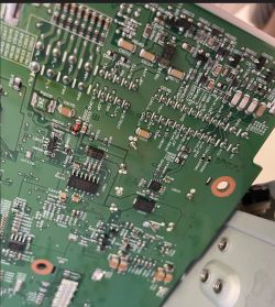 Nowe radio, stary wzmacniacz - brak wyjść +/- na każdy z głośników, a jedynie na wzmacniacz