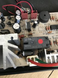 Naprawa płytki sterującej laminatora z przepalonymi miejscami