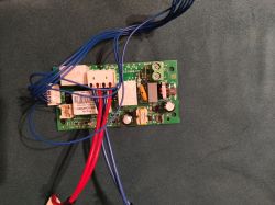 Płytka elektroniczna z przewodami do bojlera Ariston Velis Evo 80 na zielonym tle.