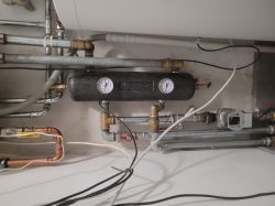 Instalacja grzewcza z elementem sprzęgła hydraulicznego Afriso BLH 801 i rurami miedzianymi.
