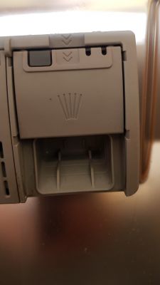 Bosch SMV50E90EU/54 - ciągłe otwieranie się klapki podajnika kostki czyszczącej Bosch SMV50E90EU/54 - ciągłe otwieranie się klapki podajnika kostki czyszczącej