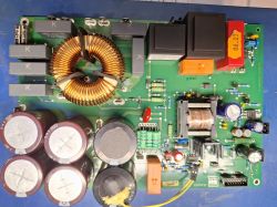 Leiterplatte von RS Welding Systems mit verschiedenen Bauteilen Leiterplatte mit elektronischen Bauteilen, darunter Toroidspule und Kondensatoren