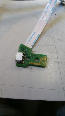 PS4 - Jakie funkcje mają dwa elementy w JDs-040?