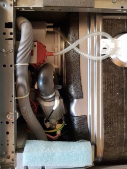 Whirlpool ADP 550 IX - Wylewa wodę spod drzwi Whirlpool ADP 550 IX - Wylewa wodę spod drzwi