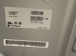 Zbliżenie na etykietę matrycy LG Display z oznaczeniem modelu LC550EUE (FH)(M1).