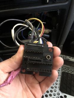 Sony xr-2803: Wymiana radia na 2 DIN - jak zmienić wtyczkę?