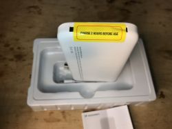 Biały powerbank z żółtą nalepką „Charge 2 hours before use”.