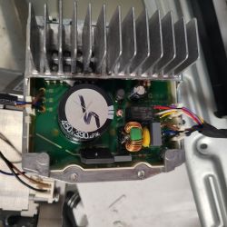 Płyta sterująca pralki z dużym kondensatorem 450V 390µF i radiatorem aluminiowym