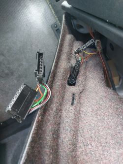 Mercedes W245 B180 '08: Czujniki parkowania - moduł, hak przyczepy, wygłuszenie maski