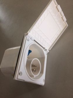 Gniazdo 230V do montażu w zderzaku samochodowym - gdzie kupić?