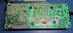 Płytka drukowana ładowarki z widocznymi elementami elektronicznymi i oznaczeniami