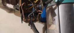 Połączenia elektryczne w regulatorze ciśnienia z widocznymi przewodami i śrubami zaciskowymi