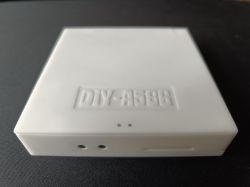 Weiße Gehäuse mit DIY-A5896 Aufschrift auf dunklem Hintergrund.