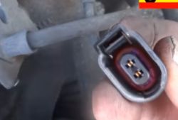 Golf V 2006 - Podłączenie klocków hamulcowych urwane gniazdo.