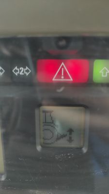 Fendt 512 - kontrolka świeci i nie chce opuszczać.